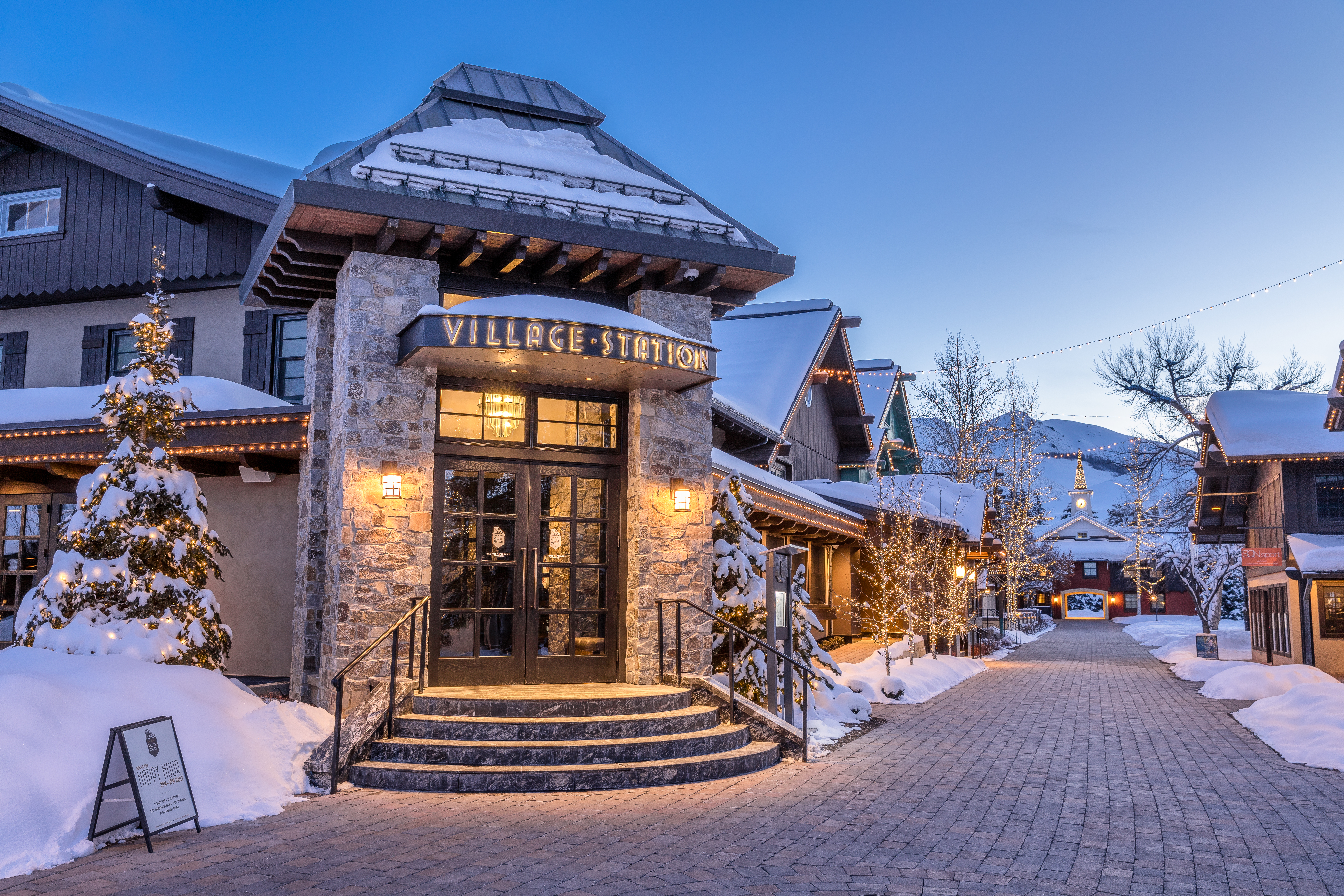 svr_villagestation_dining_exterior_winter_2019_stevedondero
